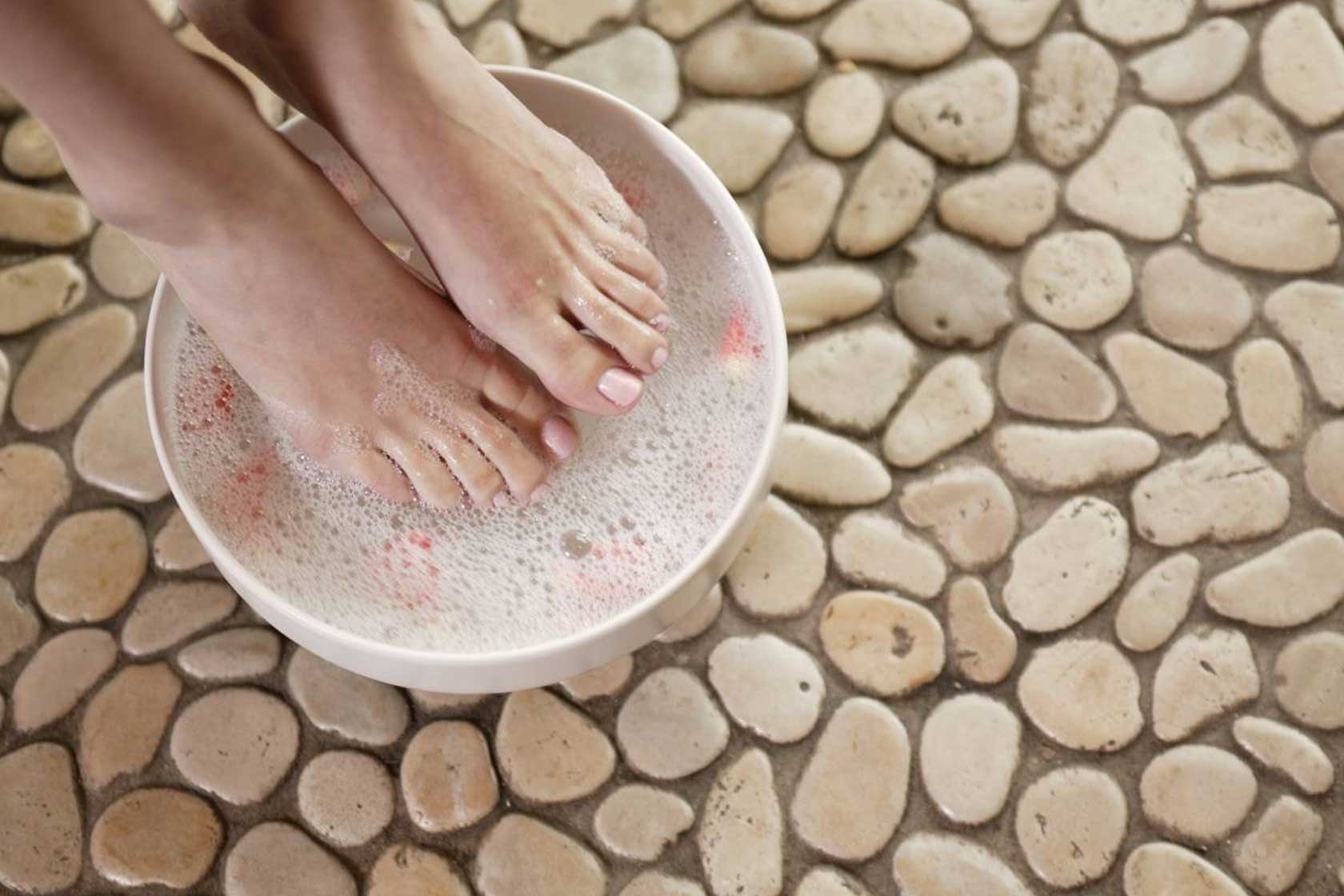 Ванночка для ног домашний рецепт. Солевая ванночка для ног. Соляные ванночки для ног. Ванна для ног.