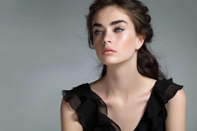 2018 Trendi Metalik Makyaj Uygulaması 2018 Trendi Metalik Makyaj Uygulaması