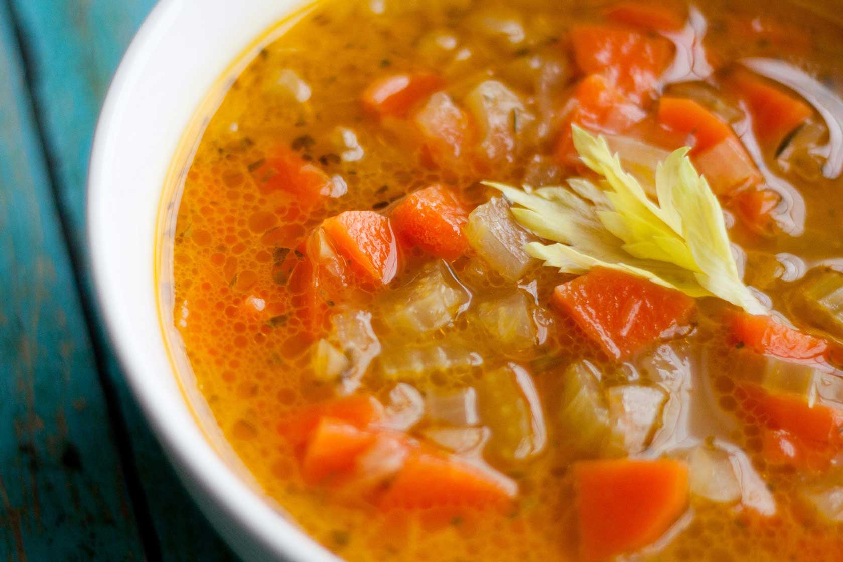 Сельдерей помидоры суп. Томатный суп с сельдереем для похудения. Суп из сельдерея и помидор. Крылышки с сельдереем и морковкой. Как приготовить вкусный суп со стеблями сельдерея.