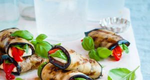 En Hafif Yaz Yemeği: Patlıcan Ruloları En Hafif Yaz Yemeği: Patlıcan Ruloları