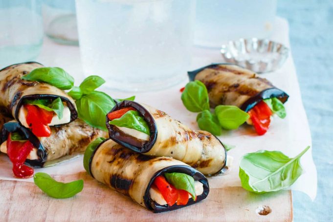 En Hafif Yaz Yemeği: Patlıcan Ruloları En Hafif Yaz Yemeği: Patlıcan Ruloları