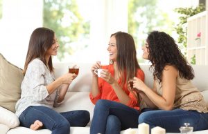 Kadınlar Erkeklerden Çok Daha Fazla Konuşur. Peki Ama Neden? Kadınlar Erkeklerden Çok Daha Fazla Konuşur. Peki Ama Neden